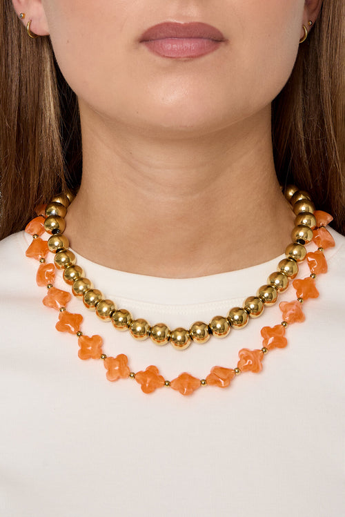 Bead necklace with clover beads